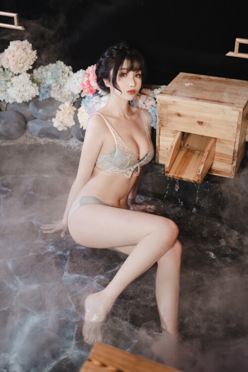 Rioko-Ryoko-Rioko-The-Rhythm-of-the-Year-Hot-Spring-Travel-Sexy-Girl-Anime-Cosplay---13.jpg